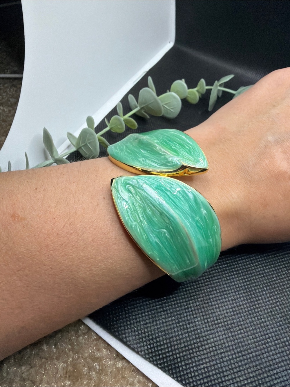 Vintage Green Marbled Lucite Hinged Cuff Bracelet Gold Tone Statement